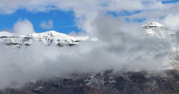 航拍西藏玛旁雍措雪山云海风光