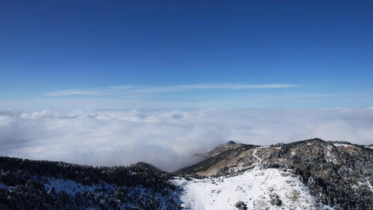 航拍湖北冬天神农架山顶雪景云海