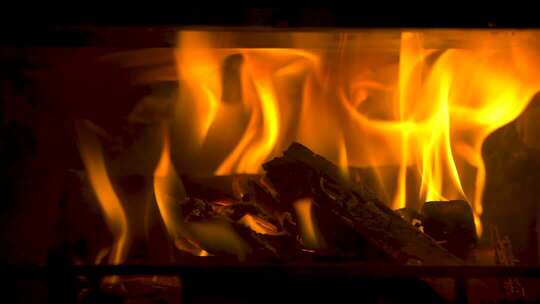 烤火炉 燃烧 壁炉里烧木头