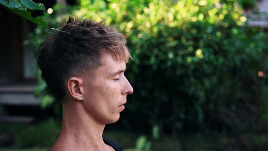 年轻人在绿色大自然中静修祈祷的瑜伽呼吸与