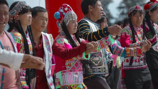 民族歌舞视频云南彝族火把节集体舞蹈女孩视频素材模板下载