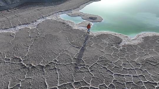 青海海西大柴旦翡翠湖沙滩人物航拍视频