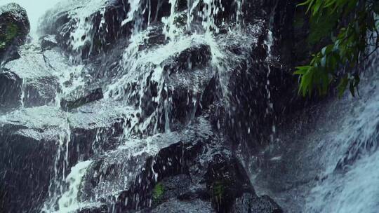 岩壁水流瀑布视频素材模板下载