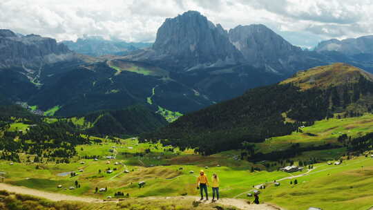阿尔卑斯山塞塞达山脉上的旅游夫妇高清在线视频素材下载