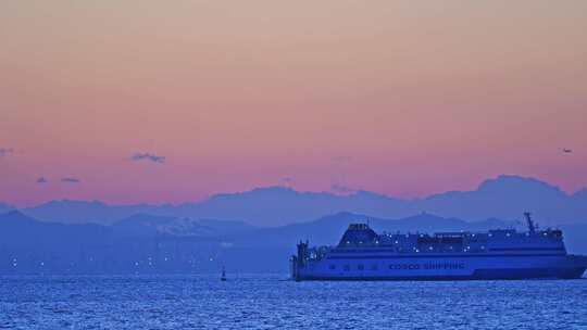 渤海轮渡行驶在大海上