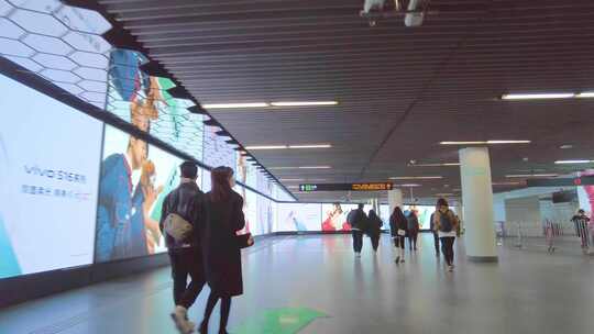 上海城市地铁乘客行走第一视角视频素材模板下载