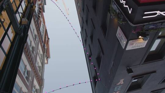 英国伦敦卡纳比街上的圣诞装饰品视频素材模板下载