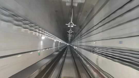 成都地铁9号线无人驾驶列车在隧道中运行