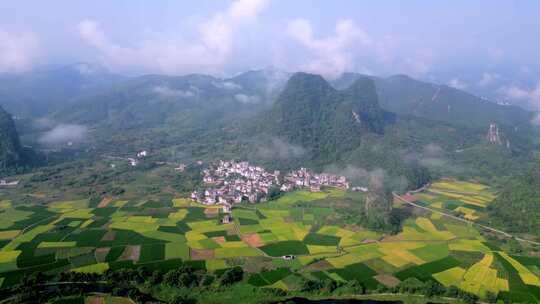 秋天的早晨桂林喀斯特地貌山间的村庄和稻田
