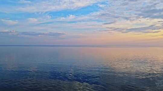 海边沙滩海上日出海面日出朝霞暖调航拍