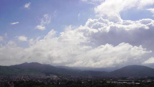 小镇雨后天空夏天乡村气息蓝天白云积雨云层