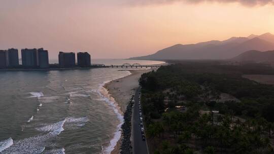 夕阳下的海岸线