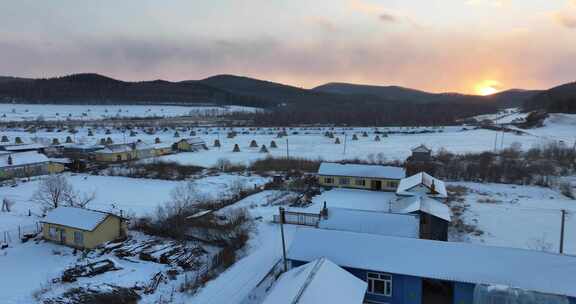 冬日雪山丘陵的壮丽自然景观