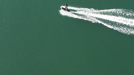 航拍海面上飞速行驶的一条摩托艇视频素材模板下载