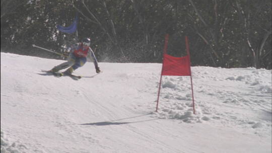 高山滑雪者冲下坡道