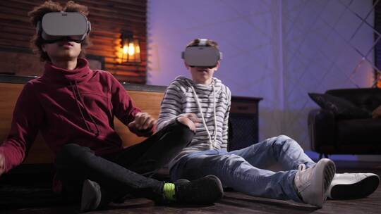 在虚拟现实中玩电子游戏的年轻人