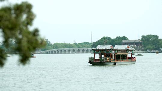 北京颐和园昆明湖的游船视频素材模板下载
