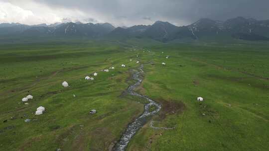 航拍新疆伊犁天山下的哈萨克民居