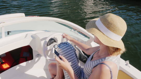 女人一边开船一边玩手机视频素材模板下载