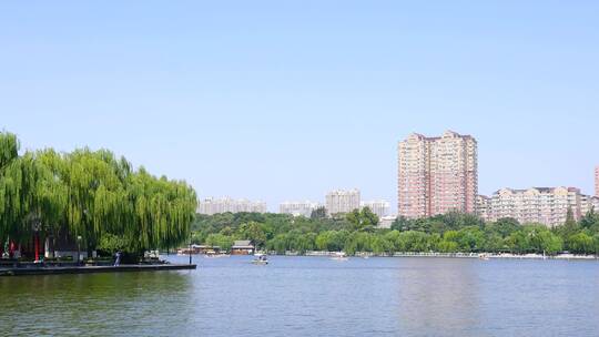 山东济南大明湖公园景区湖面景色与游船游客