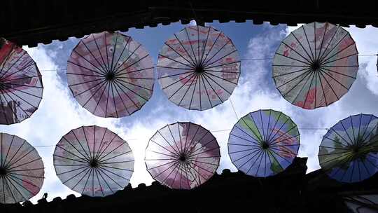 丽江古城的油纸伞风光视频素材模板下载