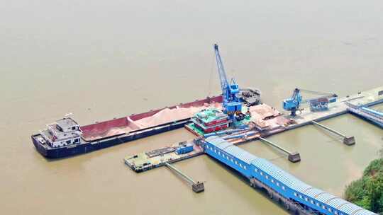 航拍长江物流码头港口轮船集装箱装卸货物视频素材模板下载