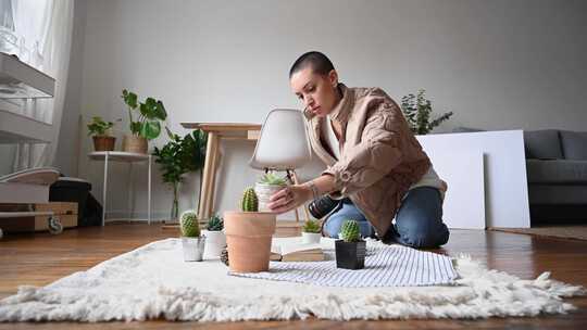 一个女人在地板上整理她的植物