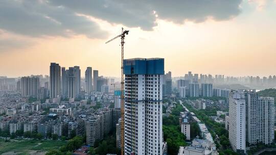4K武汉房地产高楼施工转动中的塔吊