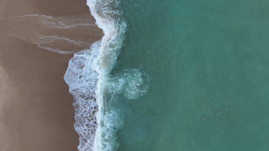 俯拍海岸海浪