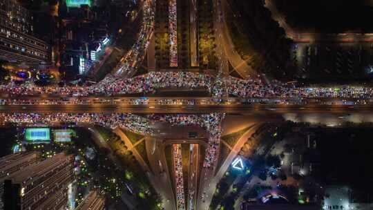 越南河内高速公路夜间交通的空中延时