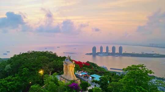 高视角温暖阳光下的海南三亚鹿回头空镜头