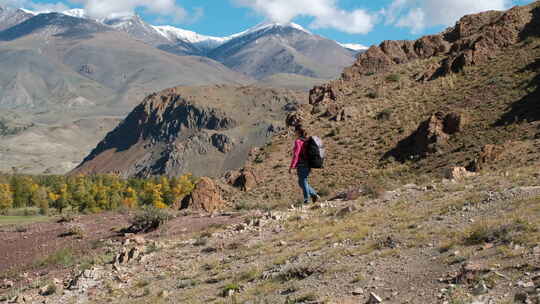 秋季徒步登山的女性旅行者