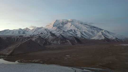 魅力雪山，蔚为壮观。