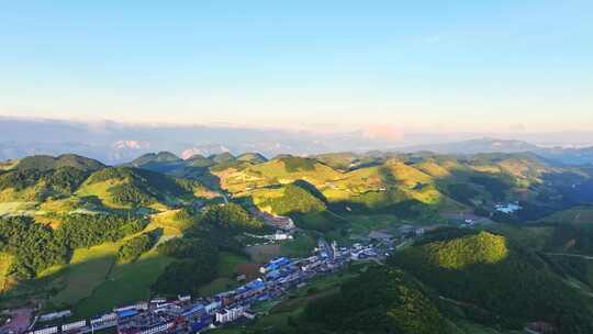 航拍高山草原日出阳光