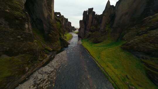 穿越机飞跃山河峡谷河流