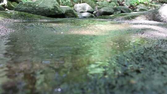 流淌的溪水