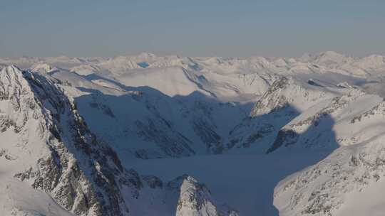 被雪覆盖的加拿大山脉的空中全景