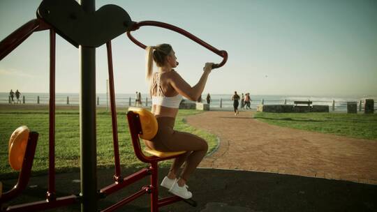 女人在户外公园健身