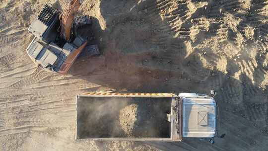 挖掘机装载砂土视频素材模板下载