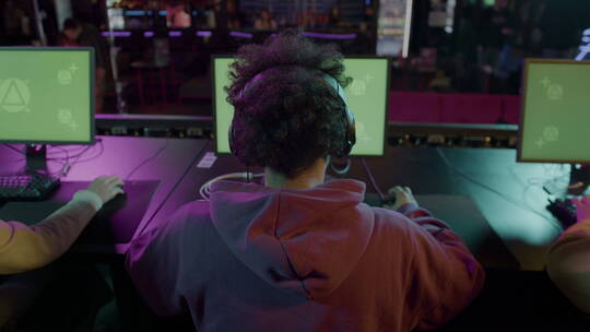 绿色屏幕前玩游戏的男孩视频素材模板下载