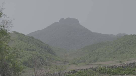 远处驼峰形状的山峰