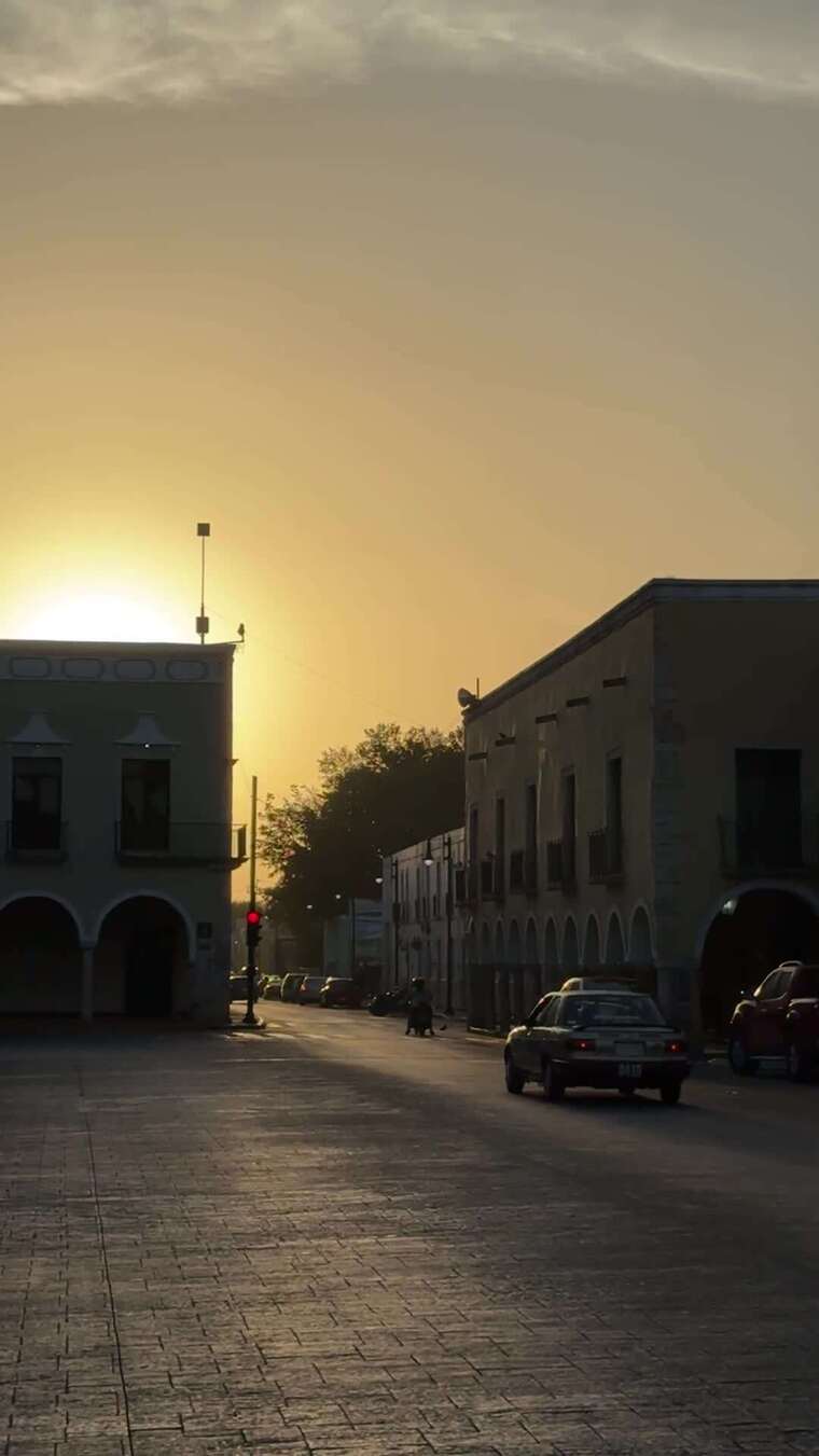 巴利亚多利德安静街道的日出
