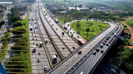 瓜鲁霍斯市中心迪特拉高速公路上的电缆桥地标。瓜鲁的空中城市桥梁地标