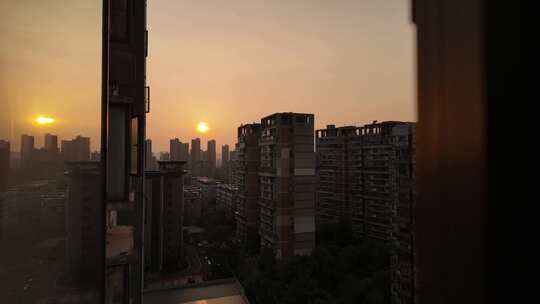 高层住宅窗外日落延时摄影