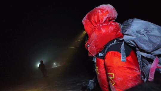 凌晨出发攀登慕士塔格峰雪山的登山队