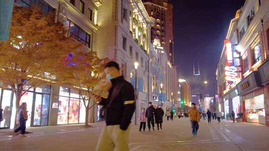 上海外滩夜晚南京路步行街夜景人流视频素材