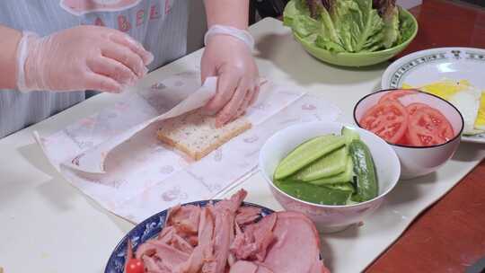 涂抹沙拉酱自制健康三明治健身餐减脂餐