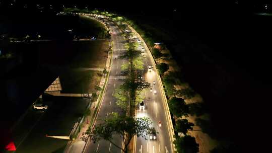 夜晚在明亮的道路上旅行