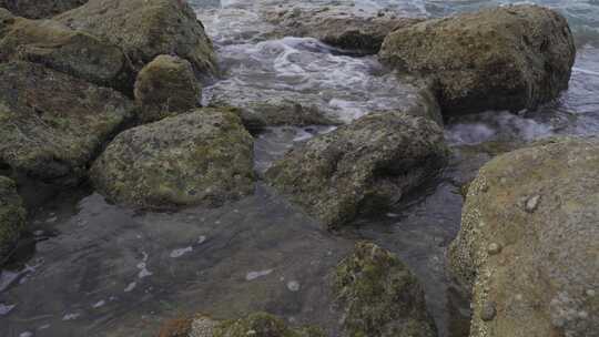 悉尼流动的水在白天在岩石区冒泡-特写镜头