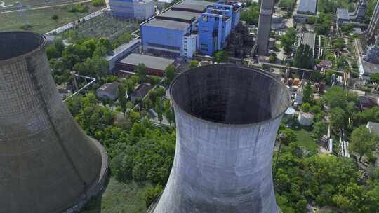海德堡水泥军事混凝土一厂的两座大型自然通风湿式冷却双曲面塔